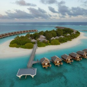 Organiser une cérémonie de mariage unique aux Maldives : entre villas sur pilotis et plages isolées
